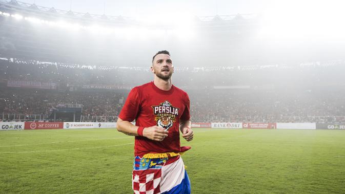 Penyerang Persija Marko Simic melelang medali pemenang Liga 1 2018 yang diraihnya bersama tim Ibu Kota tersebut.